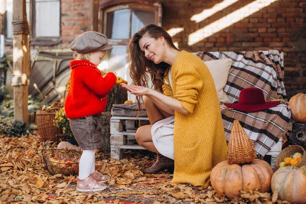 Mooie Babymeisje Herfst Tuin Met Moeder — Stockfoto