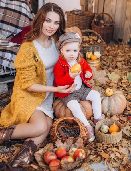 Hermosa Niña Jardín Otoño Con Madre —  Fotos de Stock