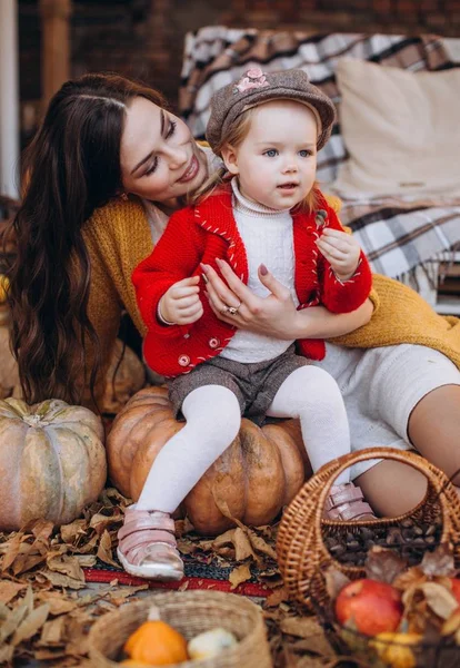 Hermosa Niña Jardín Otoño Con Madre —  Fotos de Stock