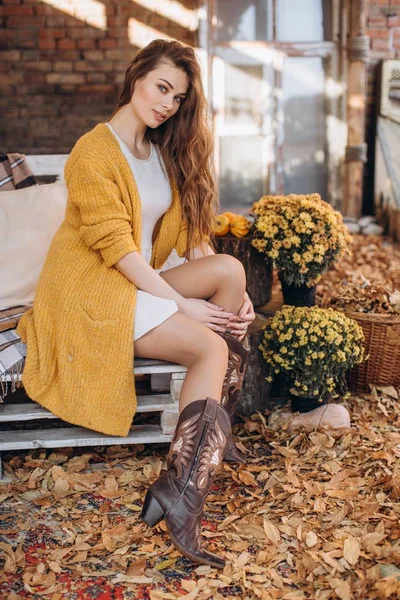 Hermosa Mujer Rubia Jardín Otoño Con Flores Amarillas — Foto de Stock