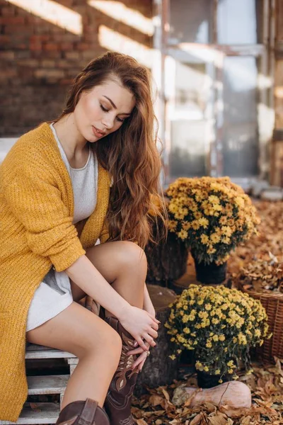 Hermosa Mujer Rubia Jardín Otoño Con Flores Amarillas — Foto de Stock