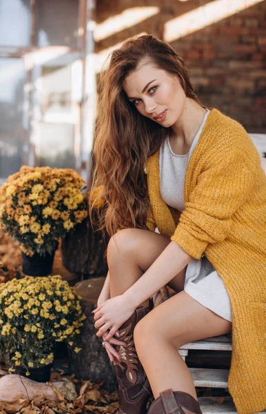 Beautiful Blonde Woman Autumn Garden Yellow Flowers — Stock Photo, Image