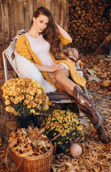 Schöne Blonde Frau Herbstlichen Garten Mit Gelben Blumen — Stockfoto