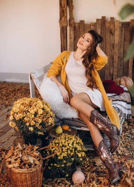 Hermosa Mujer Rubia Jardín Otoño Con Flores Amarillas — Foto de Stock