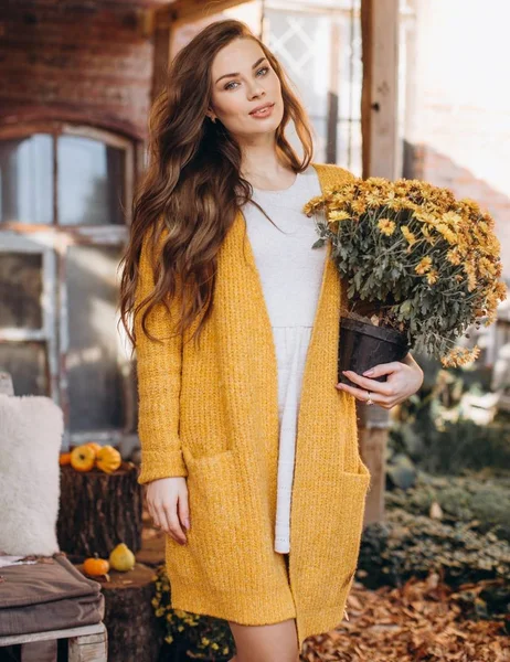 Schöne Blonde Frau Herbstlichen Garten Mit Gelben Blumen — Stockfoto