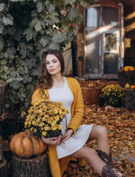 Hermosa Mujer Rubia Jardín Otoño Con Flores Amarillas — Foto de Stock