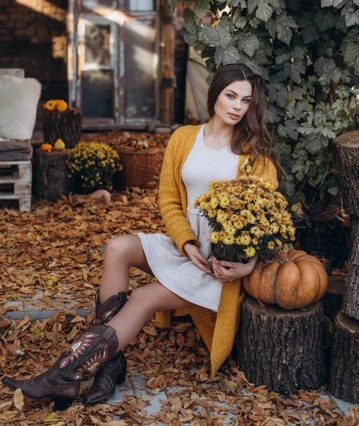 Hermosa Mujer Rubia Jardín Otoño Con Flores Amarillas — Foto de Stock