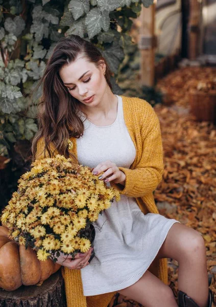 Hermosa Mujer Rubia Jardín Otoño Con Flores Amarillas — Foto de Stock