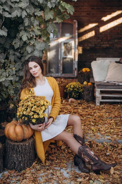 Hermosa Mujer Rubia Jardín Otoño Con Flores Amarillas — Foto de Stock