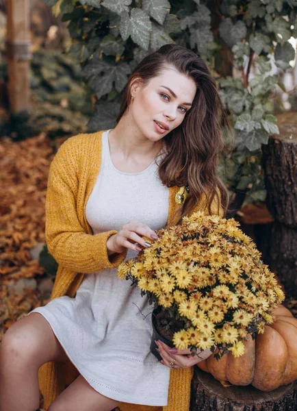 Hermosa Mujer Rubia Jardín Otoño Con Flores Amarillas — Foto de Stock