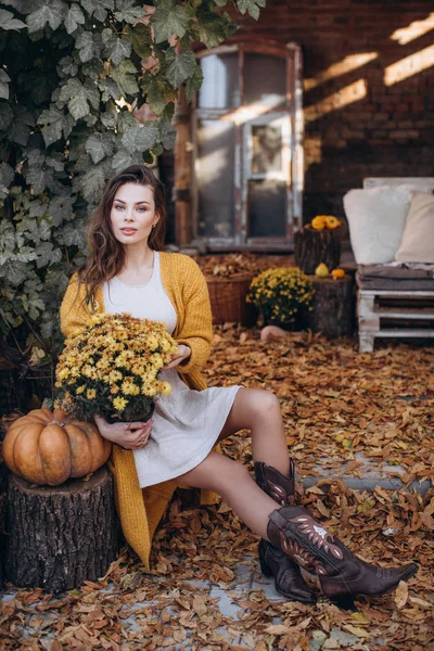 Hermosa Mujer Rubia Jardín Otoño Con Flores Amarillas — Foto de Stock