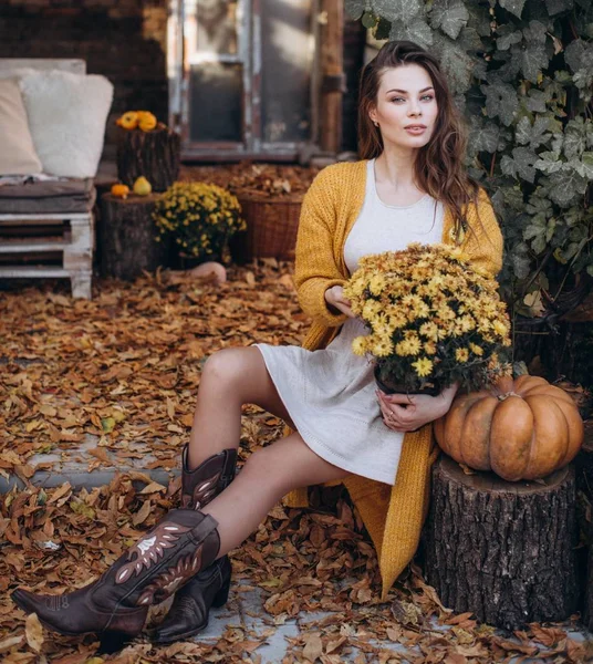 Hermosa Mujer Rubia Jardín Otoño Con Flores Amarillas — Foto de Stock