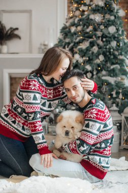 Evde ile uyumak köpek mutlu aile portresi