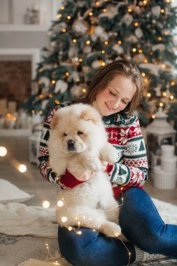 Uyumak köpek ile mutlu bir evde kadın portresi 