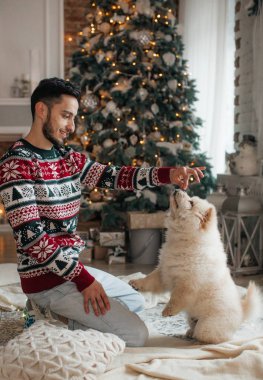 Uyumak köpek ile mutlu bir evde adam portresi
