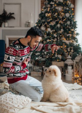 Uyumak köpek ile mutlu bir evde adam portresi