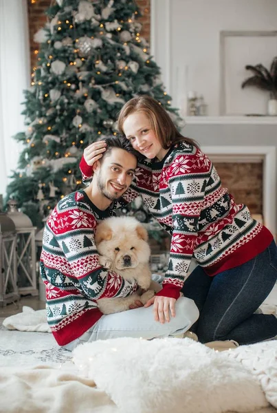 Porträt Einer Glücklichen Familie Hause Mit Chow Chow Hund — Stockfoto