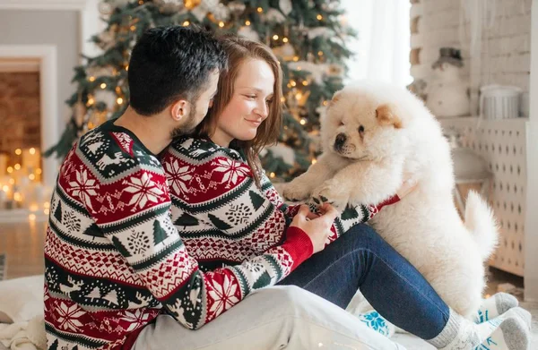 Porträt Einer Glücklichen Familie Hause Mit Chow Chow Hund — Stockfoto