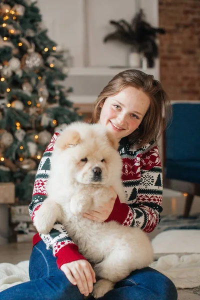 まぜこぜ犬と家で幸せな女性の肖像画 — ストック写真