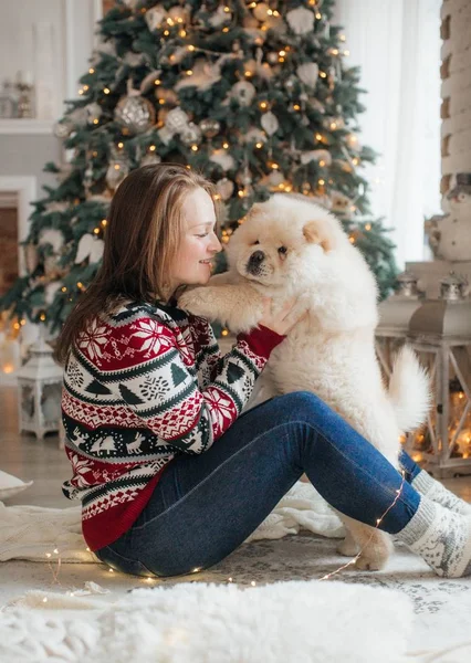 Retrato Mulher Feliz Casa Com Chow Chow Dog — Fotografia de Stock