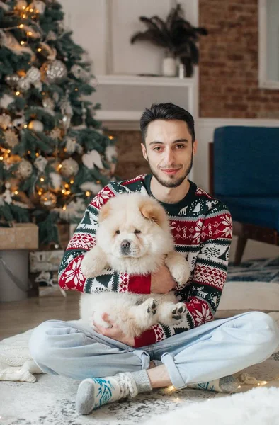 Portret Van Gelukkig Man Thuis Met Chow Chow Hond — Stockfoto