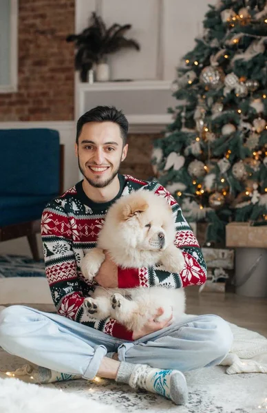 Retrato Homem Feliz Casa Com Chow Chow Dog — Fotografia de Stock