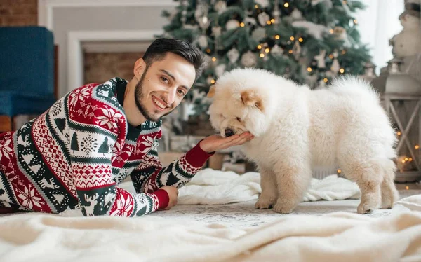 Porträt Eines Glücklichen Mannes Hause Mit Chow Chow Hund — Stockfoto