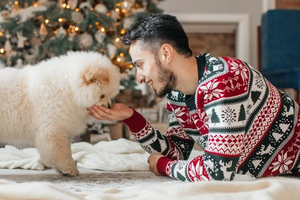 Retrato Homem Feliz Casa Com Chow Chow Dog — Fotografia de Stock