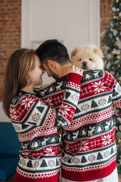 Evde ile uyumak köpek mutlu aile portresi