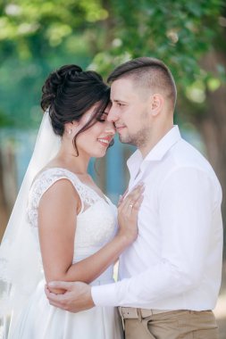 Gelin ve damat onların düğün günü Park  