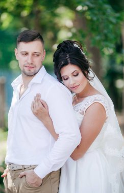 Gelin ve damat onların düğün günü Park  