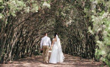 Gelin ve damat onların düğün günü Park  