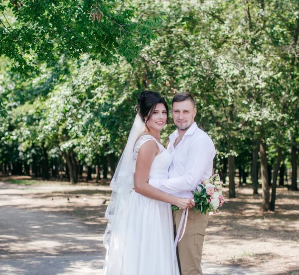 Noiva Noivo Dia Casamento Parque — Fotografia de Stock