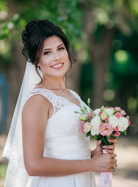 Belle Jeune Mariée Robe Mariée Blanche Posant Dans Parc — Photo