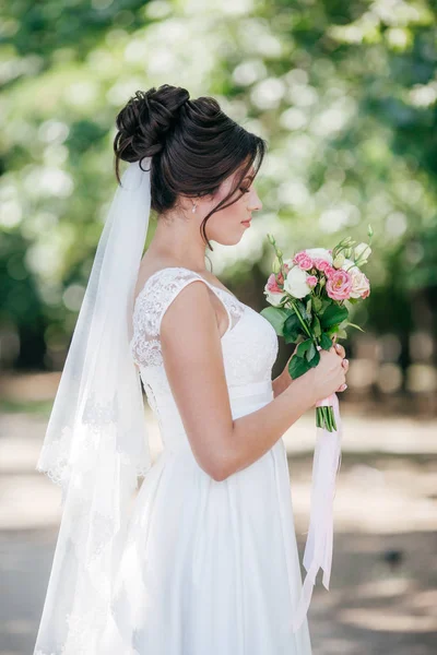 Vackra Unga Bruden Vit Brudklänning Poserar Park — Stockfoto