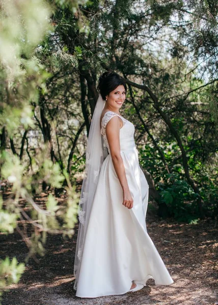 Vackra Unga Bruden Vit Brudklänning Poserar Park — Stockfoto
