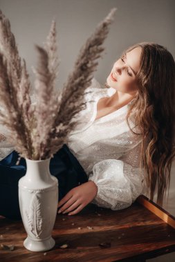 Beyaz bluz poz güzel genç kadın 