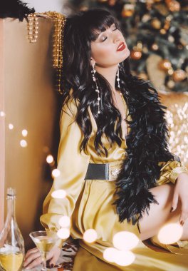 Şampanya ile sarı elbiseli poz güzel genç kadın  