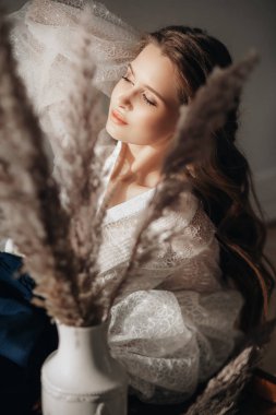 Beyaz bluz poz güzel genç kadın 