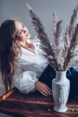 Beyaz bluz poz güzel genç kadın 