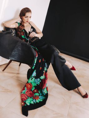 Siyah tulum giymiş poz güzel genç kadın