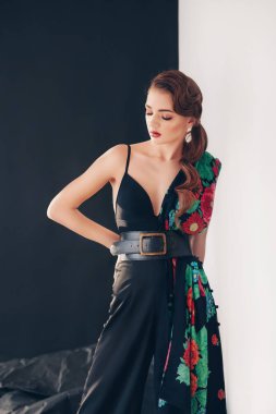 Siyah tulum giymiş poz güzel genç kadın