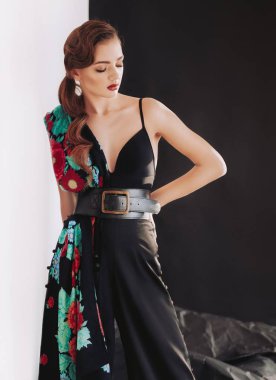 Siyah tulum giymiş poz güzel genç kadın