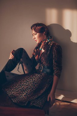 Güzel kız makyaj parlak moda giysileri ile portresi