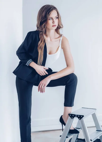 Belle Jeune Femme Posant Pantalon Noir — Photo