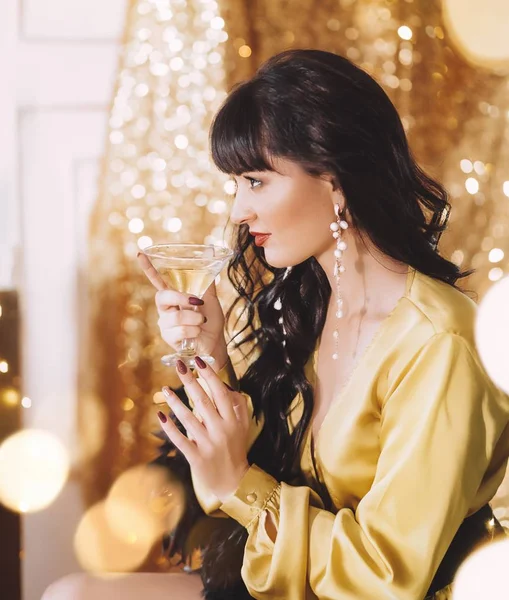 Красива Молода Жінка Позує Обробкою Шампанським — стокове фото