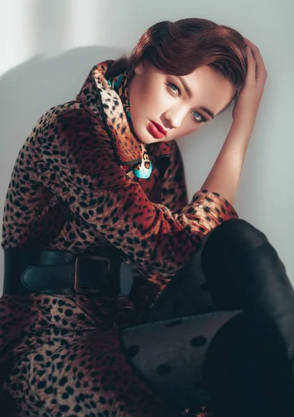 Portret Van Mooi Meisje Met Make Heldere Mode Kleding — Stockfoto