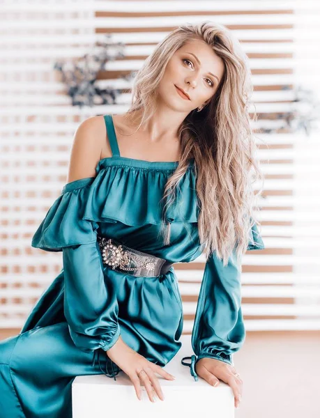 Porträt Einer Schönen Jungen Blonden Frau Mit Make Blauen Kleid — Stockfoto