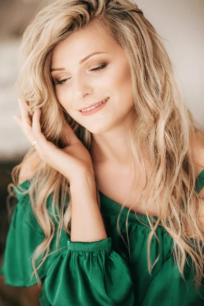 Retrato Una Hermosa Joven Rubia Con Maquillaje Vestido Verde —  Fotos de Stock