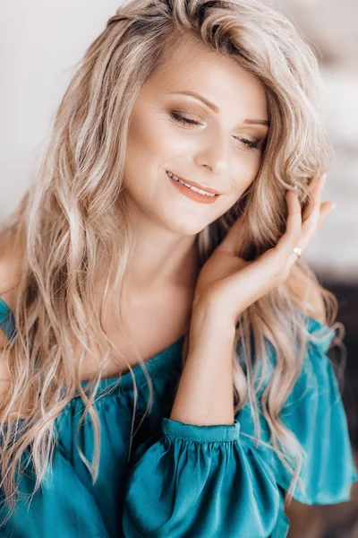 Portret Pięknej Młodej Kobiety Blondynka Makijażem Niebieskiej Sukience — Zdjęcie stockowe